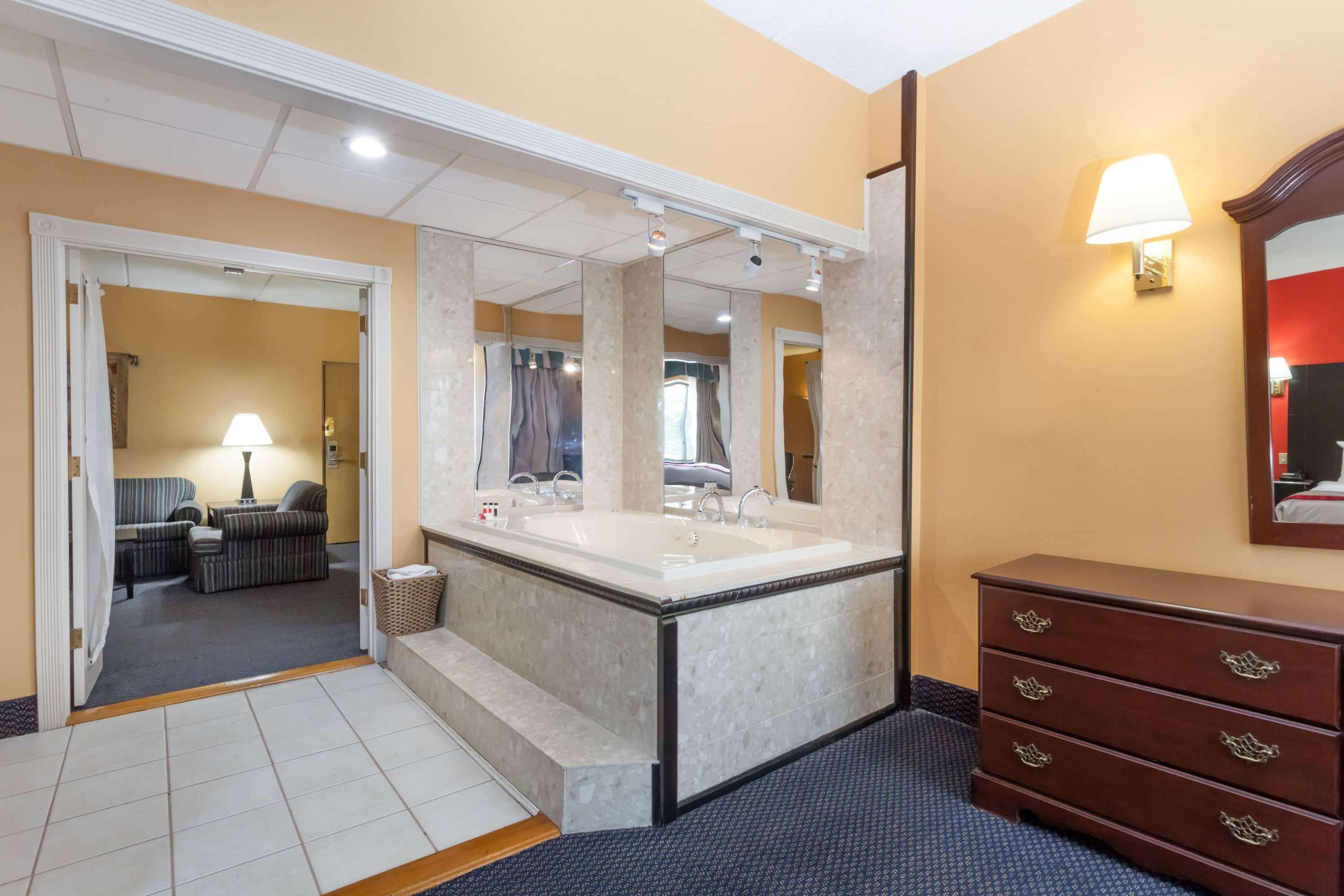 Ramada By Wyndham Newburgh/west Point 2*